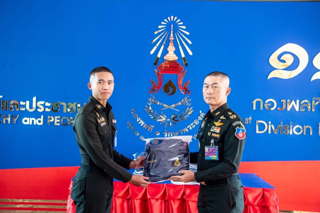 เมื่อ 4 ส.ค.69 พล.ต.กิตติ ประพิตรไพศาล ผบ.พล.1 รอ. ได้กรุณามอบชุดวอร์มเป็นของขวัญวันเกิดแก่กำลังพลของฝ่ายการเงินและหน่วย เพื่อเป็นขวัญและกำลังใจในการปฏิบัติหน้าที่ ตลอดจนส่งเสริมการแต่งกายให้ถูกต้องตามระเบียบ มีความสง่างาม และเสริมสร้างภาพลักษณ์ที่ดีของกำลังพลภายในหน่วย